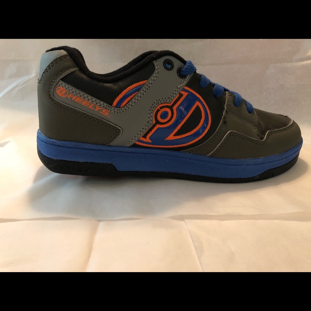 Heelys New without box. Youth 7
